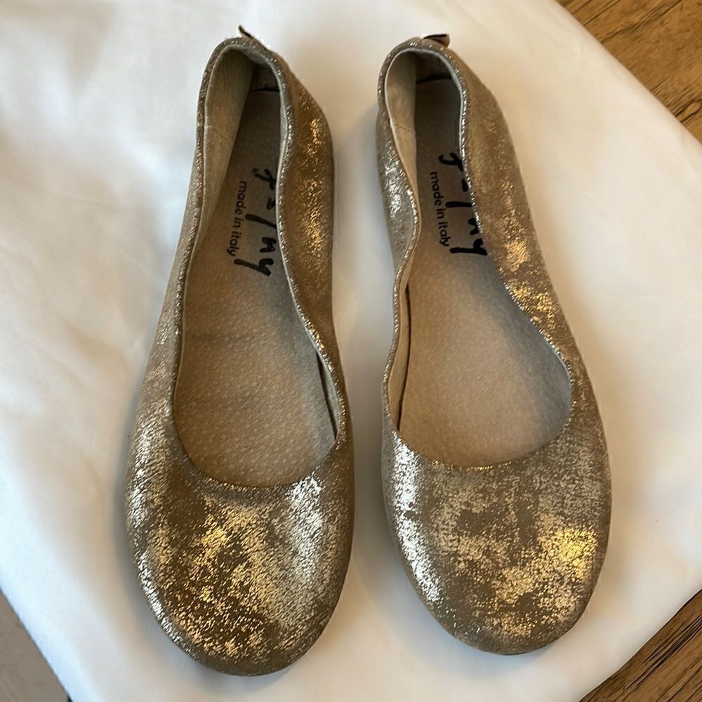 FS/NY MADE IN ITALY DISTRESSED PADDED GOLD FLATS.   NEW